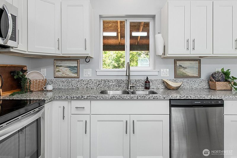 4th image of 320 Marine View Drive SW