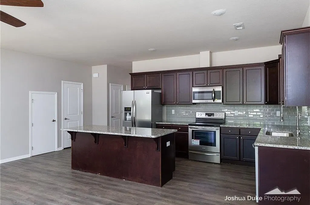 4 bed, 4.5 bath, 2100 sqft, $3,500 — Photo 3