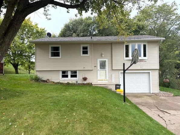 3695 Keystone Dr, Dubuque, IA 52002