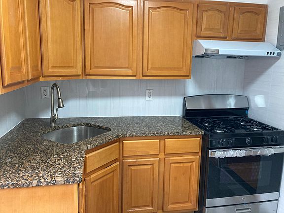 4th image of 16026 76th Ave APT 2A