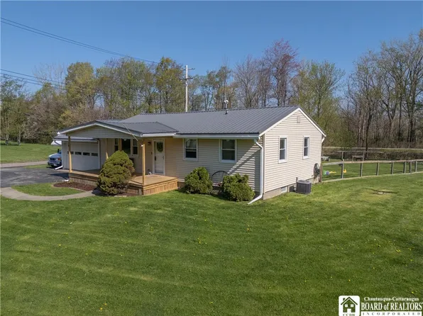 10 4th St, Forestville, NY 14062