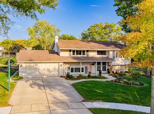 210 Yarmouth Rd, Elk Grove Village, IL 60007