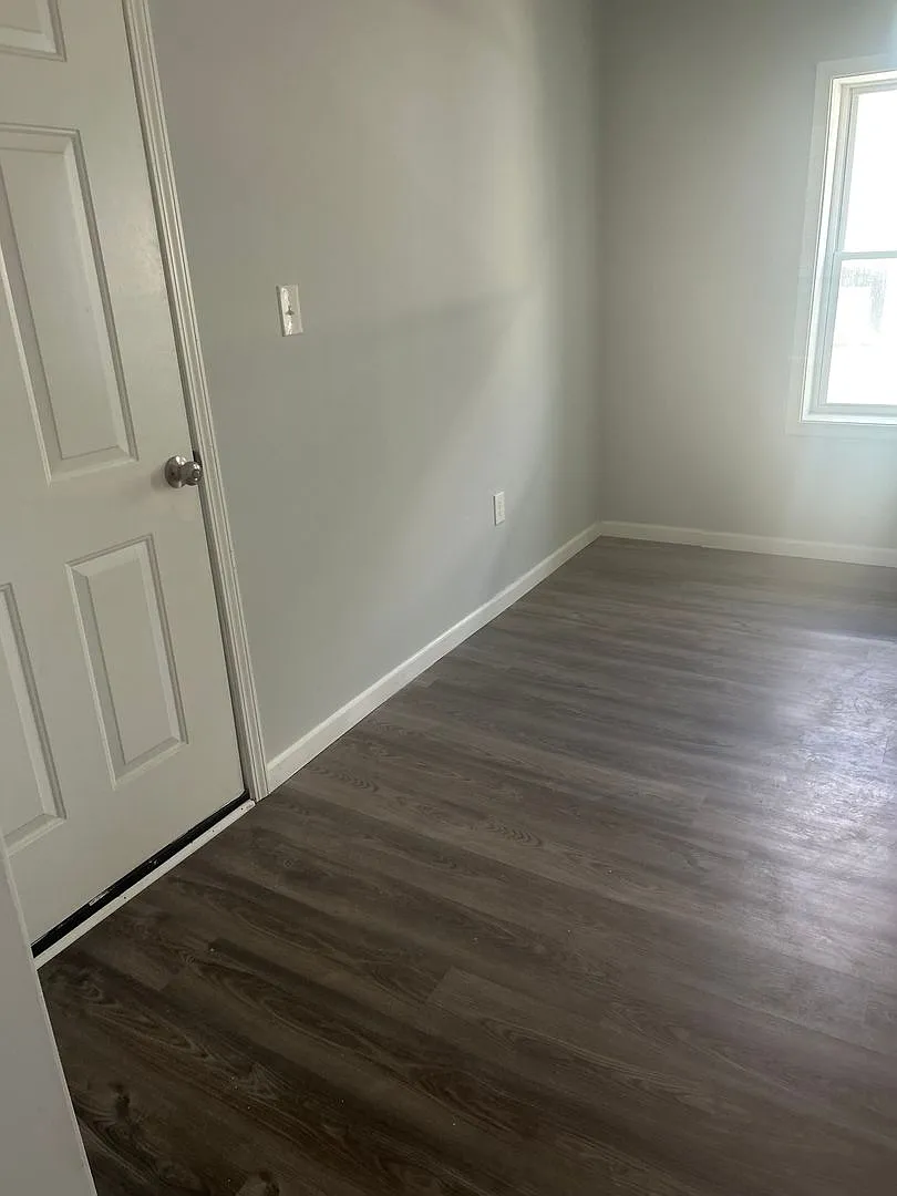 E. 185/Lake Shore 1 Bedroom *1/2 Off Security Deposit Special* — Photo 4