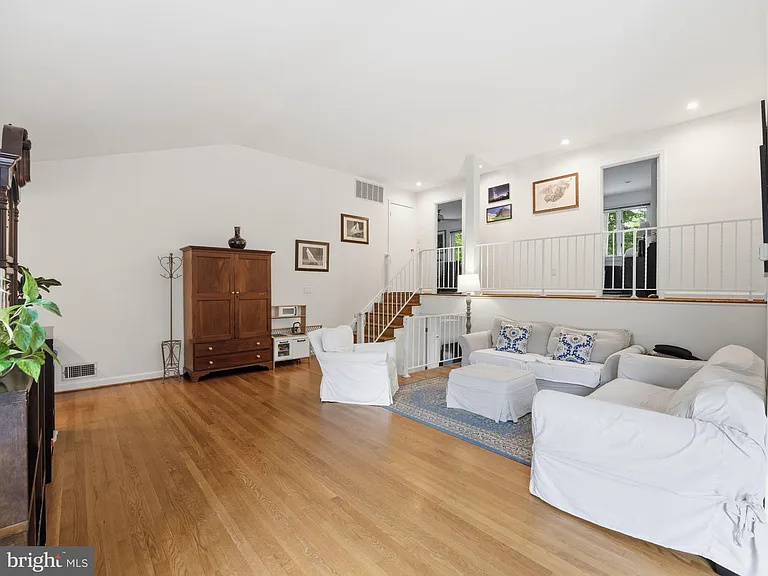 405 Underhill Pl — Photo 6