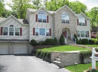 33 Orleans Ln, West Milford, NJ 07480