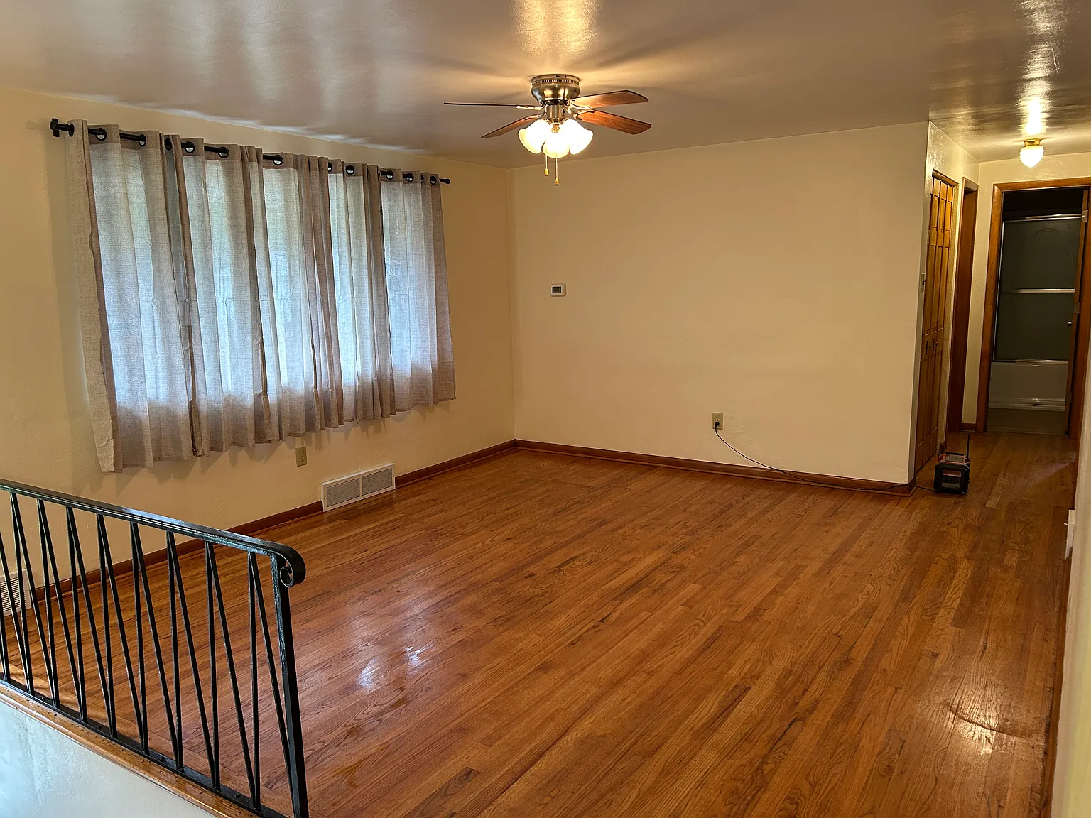 3 bed, 958 sqft, $2,000 — Photo 3