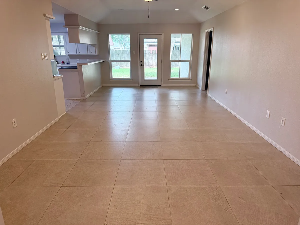Building Photo - 3021 Turtle Creek Dr