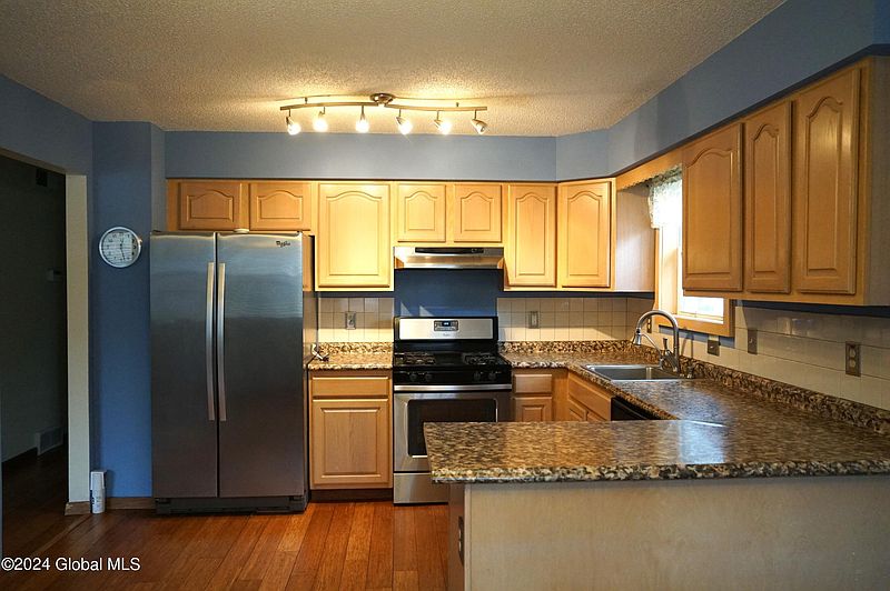 2nd image of 30 Pinehollow Drive
