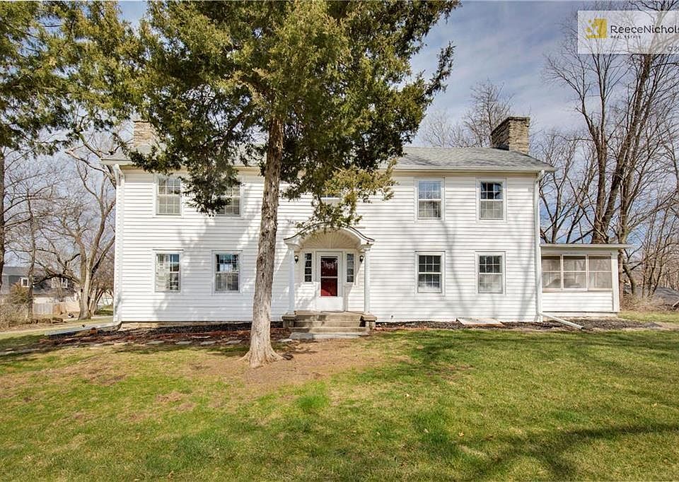 Classical charm on nearly 2 acres