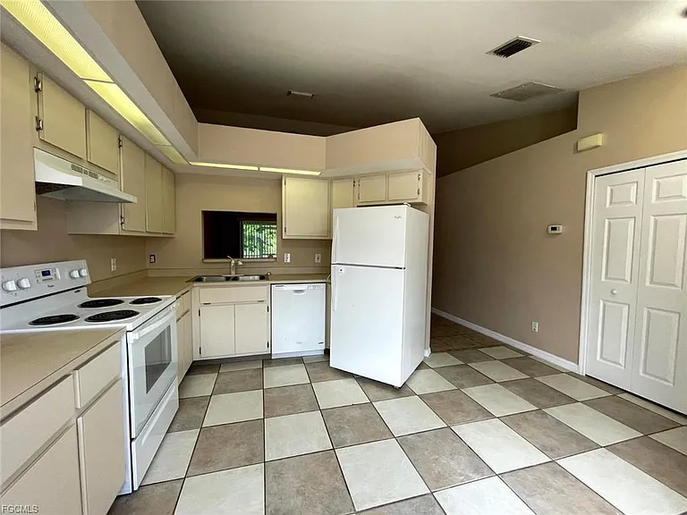 908 W Cape Coral Pkwy — Photo 11