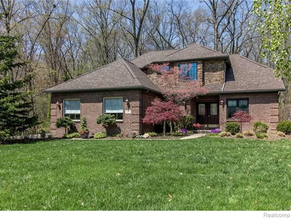 2092 Christopher Ct, West Bloomfield, MI 48324