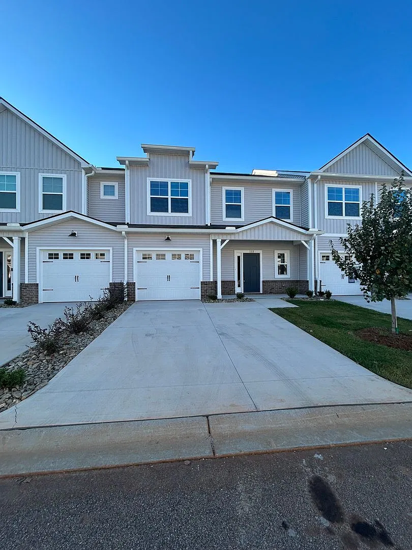 Spacious 3-Bedroom Greenville Home All Utilities Included! — Photo 2