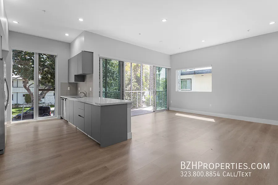 1223 N Hayworth Ave — Photo 4
