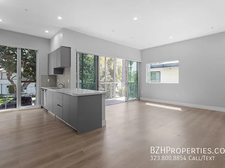 1223 N Hayworth Ave — Photo 2