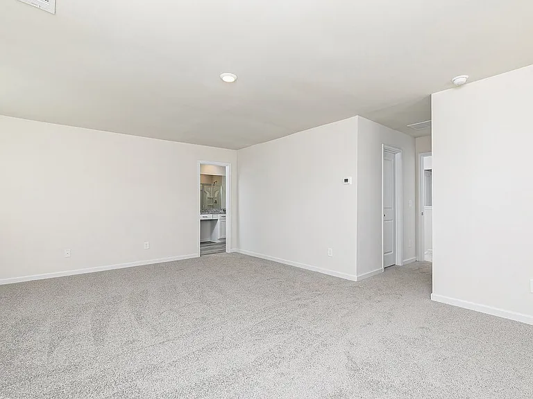 664 Mackenzie Cv — Photo 12