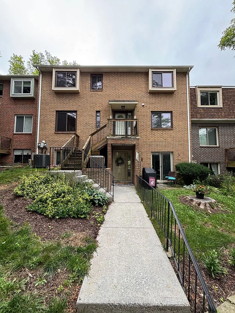 3 Bedroom, 2 Bath Townhouse — Photo 1