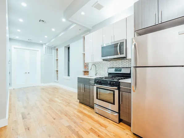 900 Flushing Avenue image 1 of 10