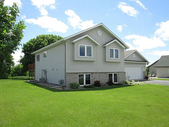 3rd image of 1121 Garnet Blvd
