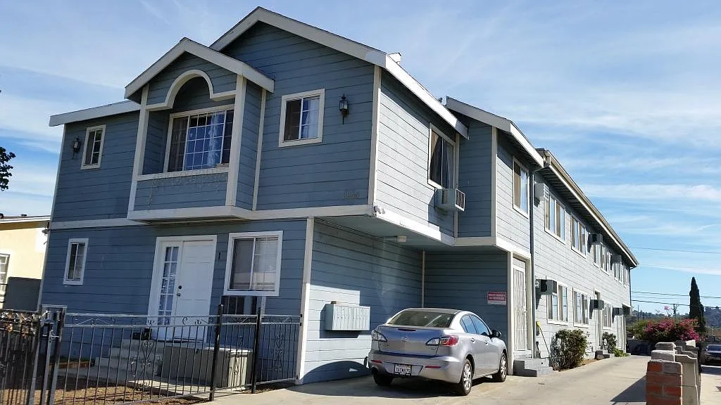 3240 Chapman St — Photo 1