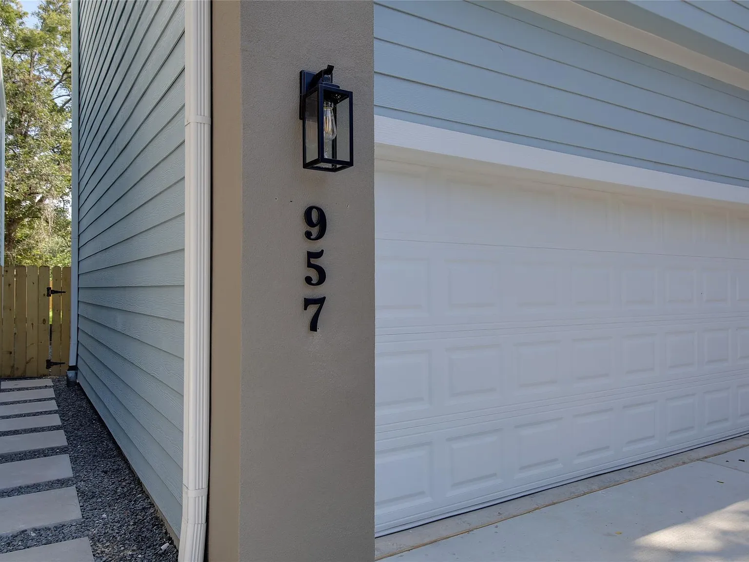 3 bed, 2.5 bath, 1923 sqft, $2,200 — Photo 3