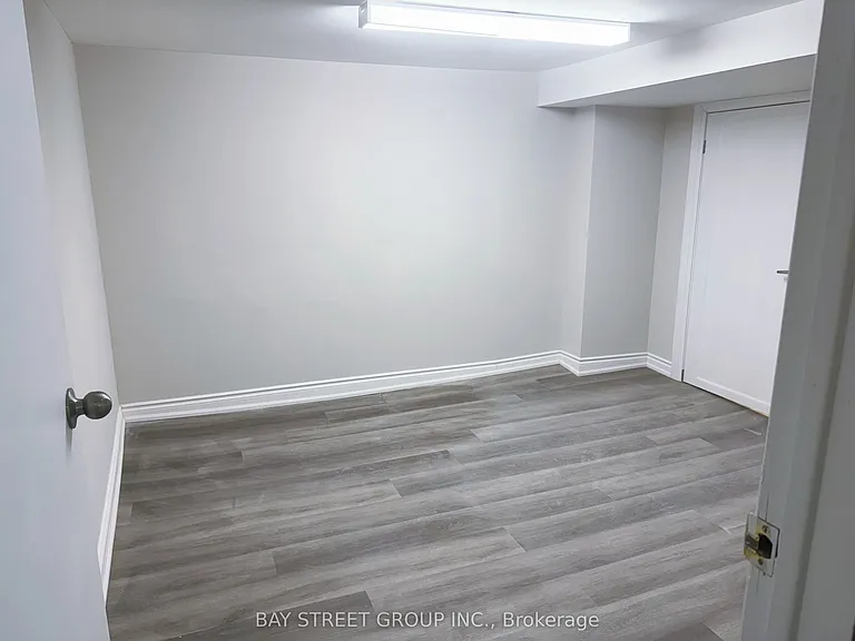 390 Roehampton Ave #BASEMENT — Photo 10