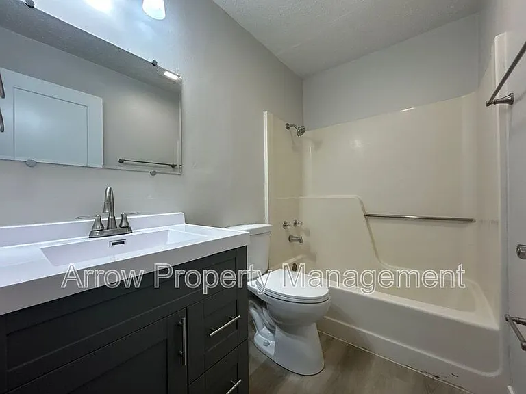 902 E E St #F — Photo 8