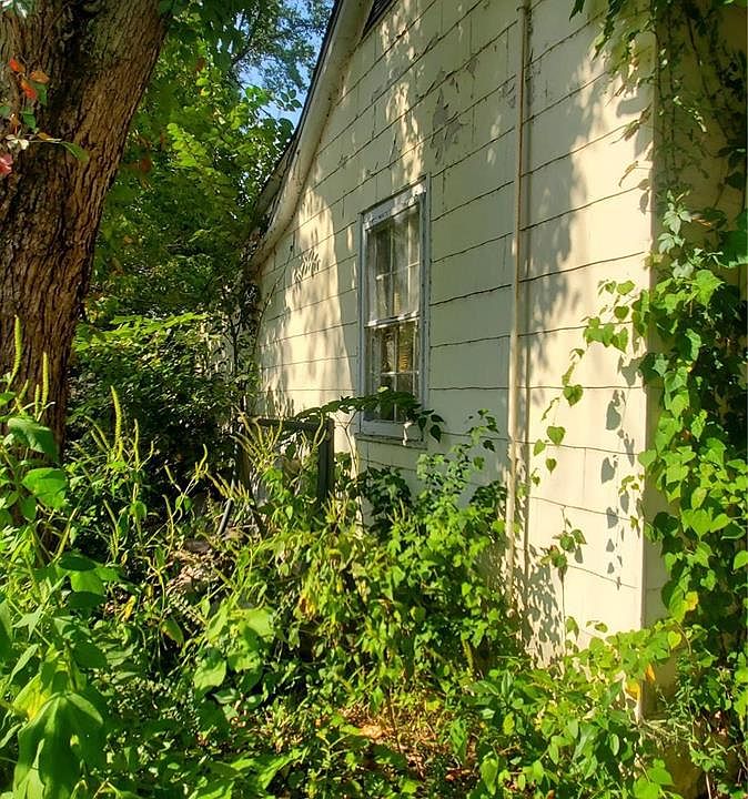 2nd image of 204 Douglas St