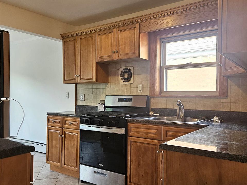 1st image of 21-16 Hoyt Ave S #1
