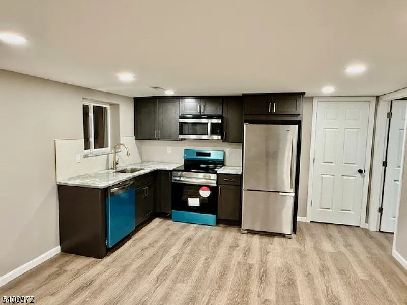 2 bed, 1.0 bath, $2,300 — Photo 2