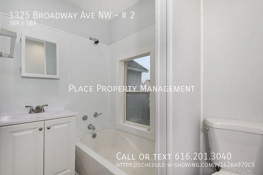1325 Broadway #2 - 3bed/1 Bath Upper unit — Photo 4