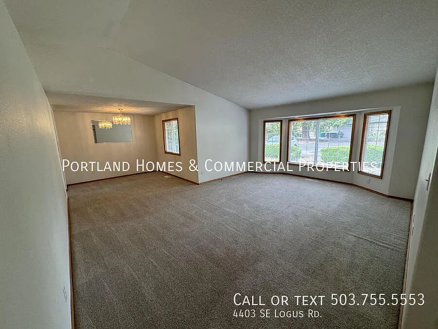 Ranch-Style, Milwaukie Home, Large Fenced Yard, Boat or Toy Storage, Gardeners Welcome — Photo 2