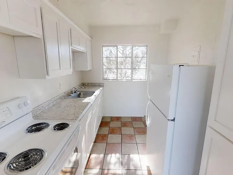 Super Cool Mid-Century Modern East Nob Hill Penthouse Suite with Views — Photo 12