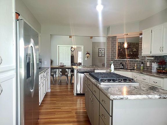 Gourmet kitchen