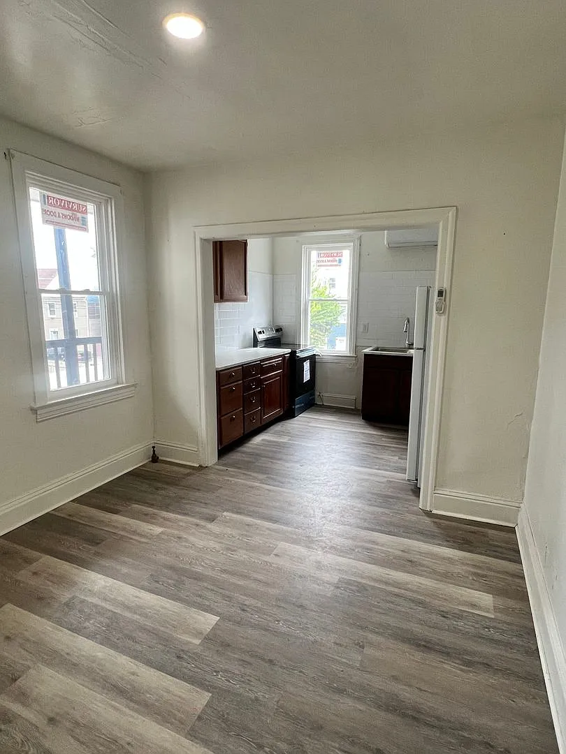 574 W Princess St — Photo 1