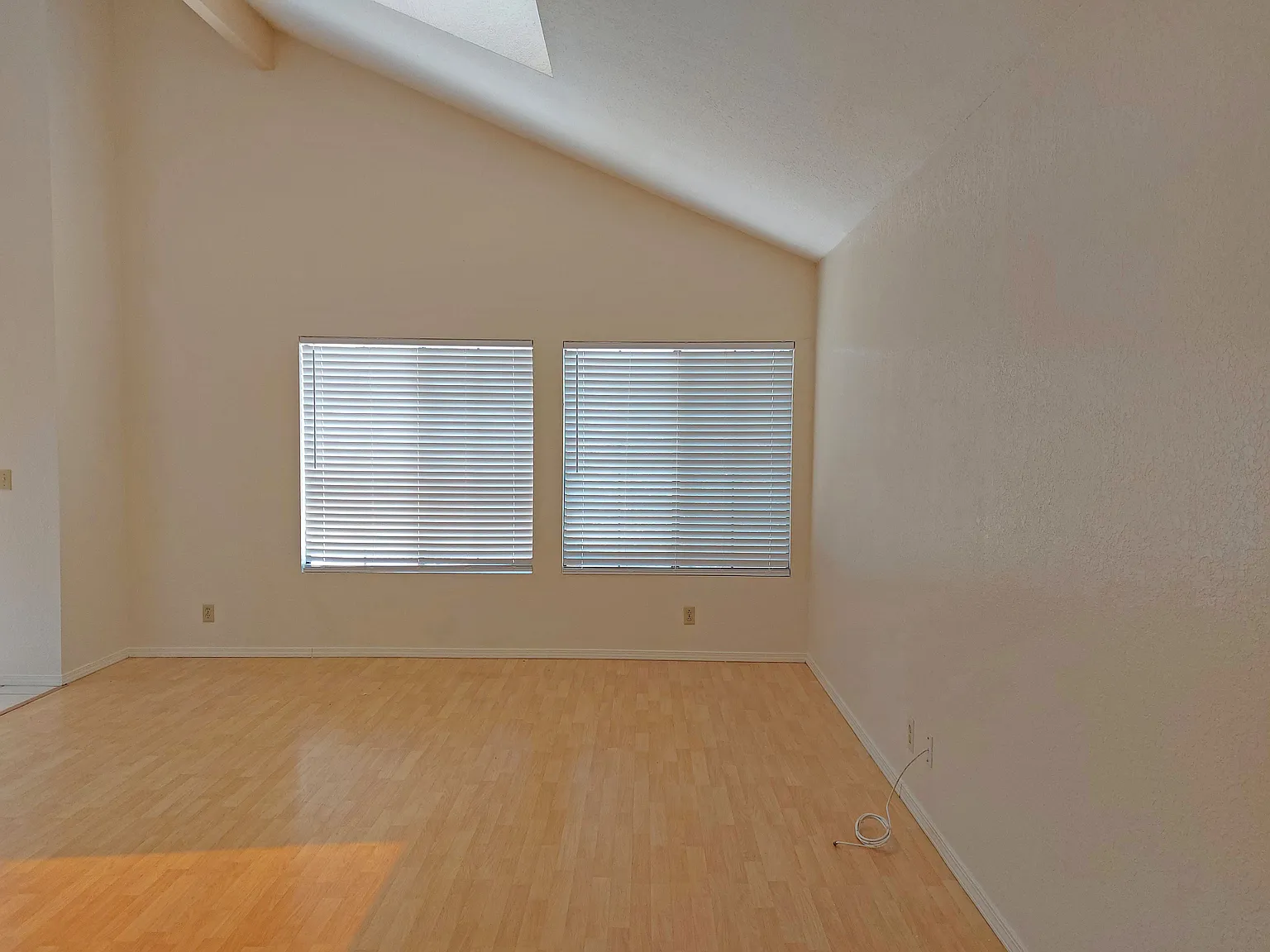 4 bed, 2.5 bath, 1989 sqft, $4,450 — Photo 2