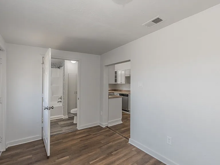 505 N Lamar St — Photo 9