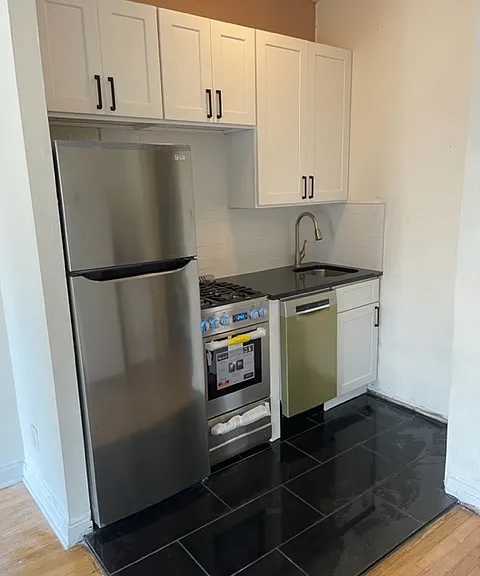 1371 1st Ave #5A — Photo 1