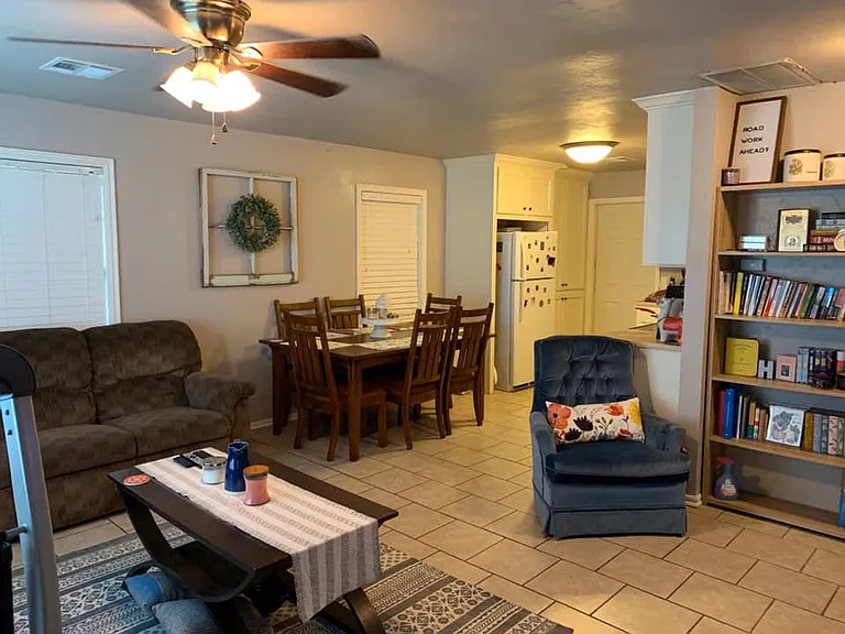 215 E Kittyhawk Dr — Photo 4