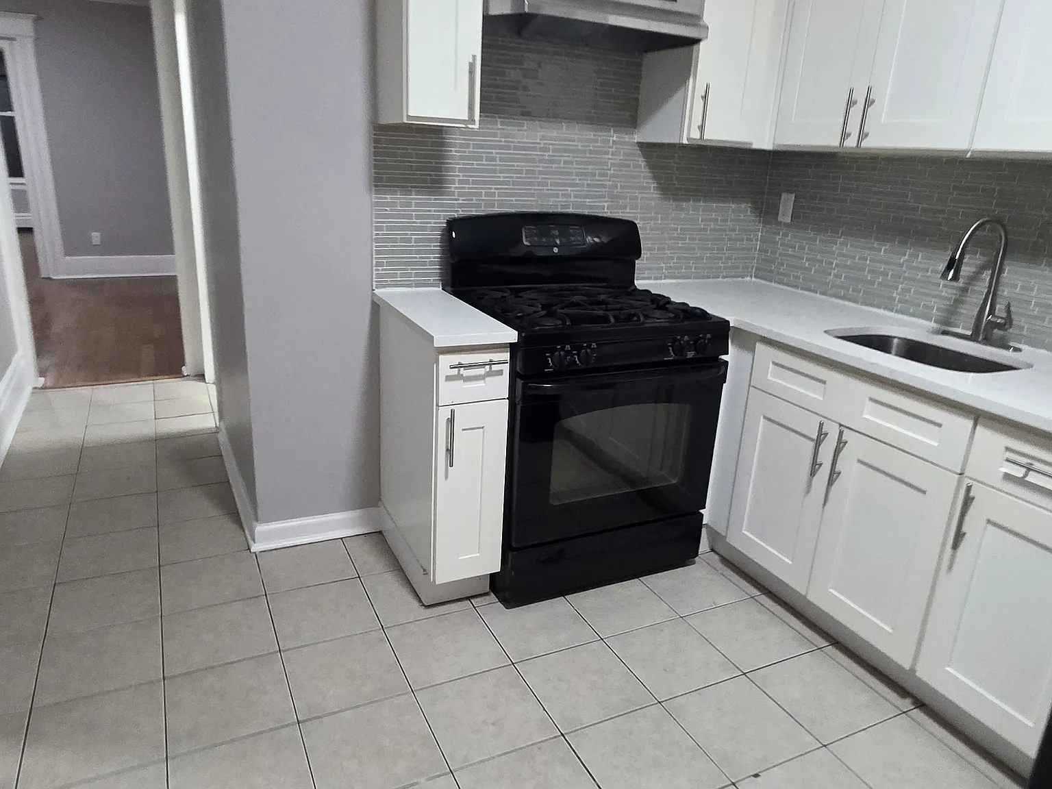 3 bed, 1000 sqft, $2,400 — Photo 2