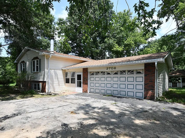 2706 Christy Ave — Photo 2