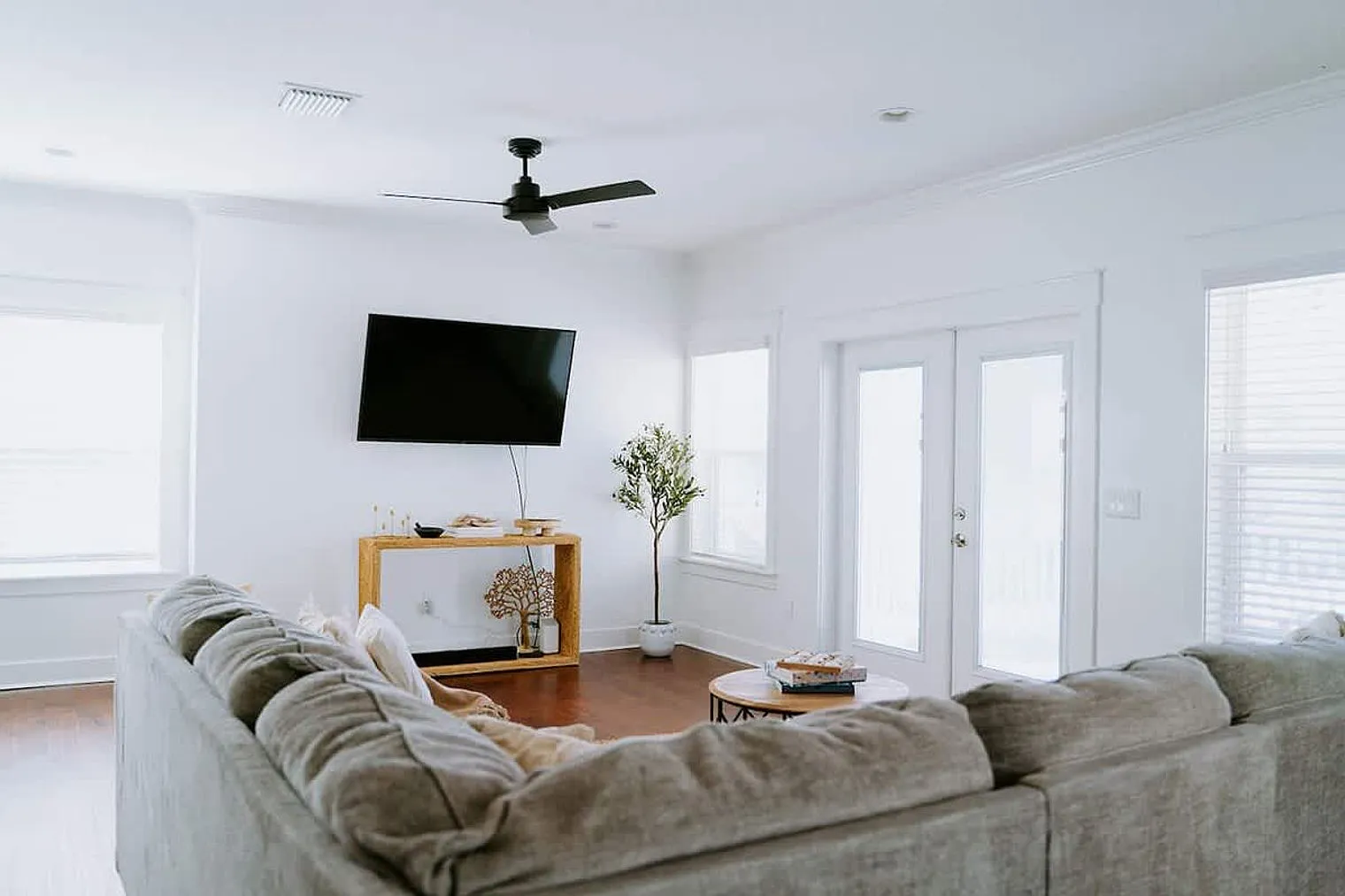 4 bed, 3.0 bath, 2540 sqft, $8,497 — Photo 4