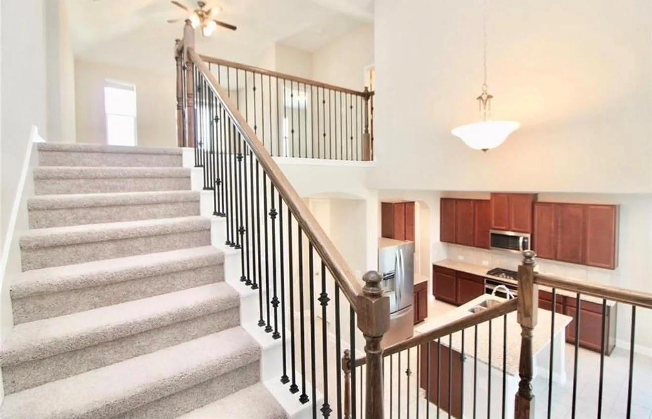 4 bed, 2.5 bath, 2435 sqft, $2,600 — Photo 4