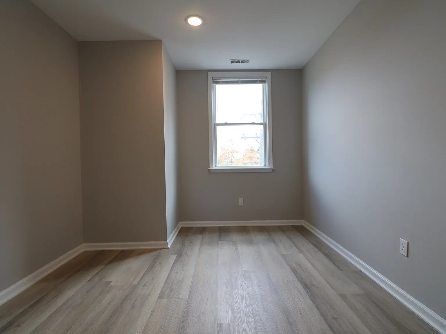 5 bed, 1200 sqft, $2,875 — Photo 4