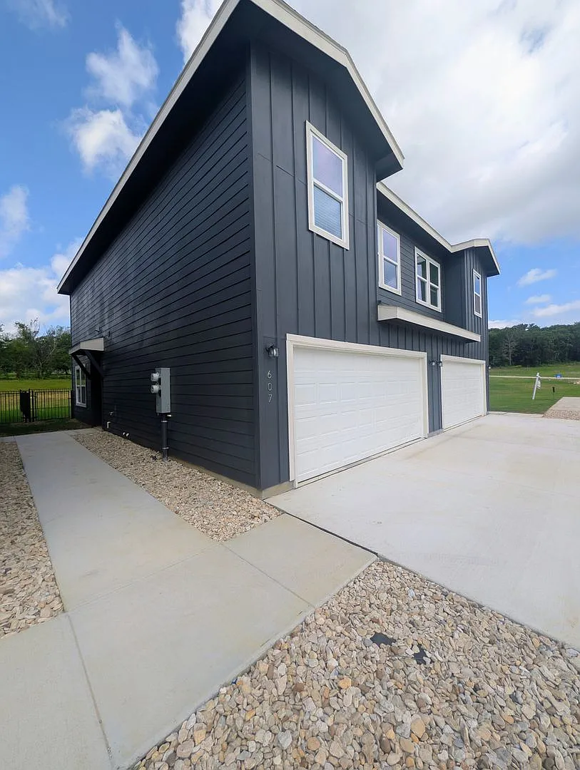 Brand New Duplex in New East Parks Community — Photo 2