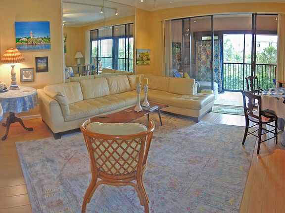 5th image of 220 Lake Dr APT 306