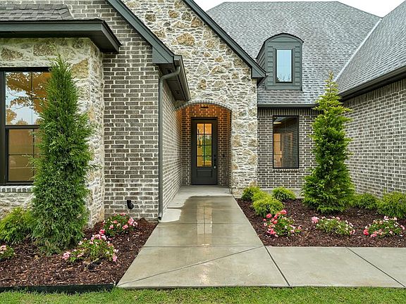 2nd image of 14132 Magnolia Ln