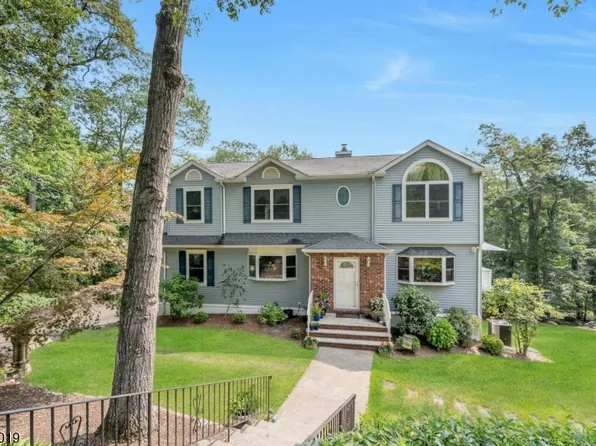 93 Hillside Dr, Bloomingdale Boro, NJ 07403