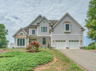 10 Leeward Dr, Moneta, VA 24121