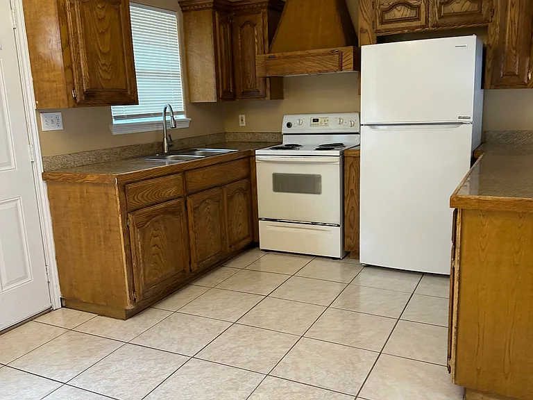 2300 N Erica St — Photo 4