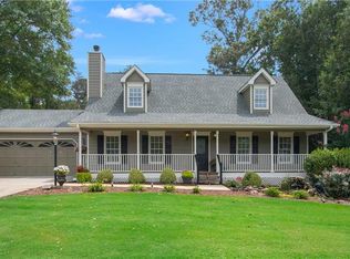 55 Creekview Dr, Hoschton, GA 30548